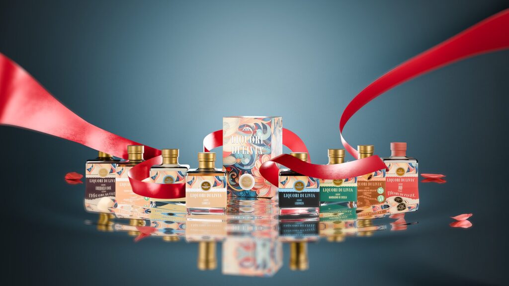 Collezione Liquori di Livia da 10 cl con bottiglie assortite e confezione singola elegante al centro, su fondo blu con riflessi e petali rossi.